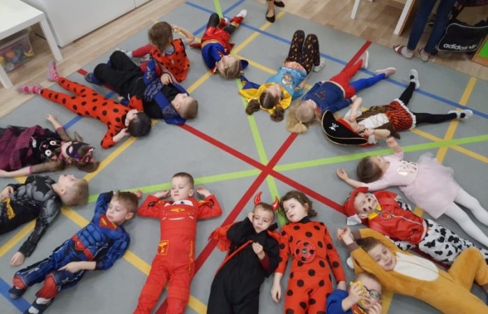 17 lutego w naszym przedszkolu odbył się wspaniały bal. Zaproszenie otrzymała księżniczka i królewicz, rycerz i czarownica i pojawił się nawet smok. Wizyta w przedszkolu takich gości byłaby całkiem dziwna gdyby nie fakt ,iż był to bal przebierańców  Wszystko dzisiaj było takie kolorowe: w naszych salach wisiały balony, a dzieci starały się odgadnąć, kto kryje się za balową maską. Podczas wspólnych zabawach panowała życzliwa atmosfera, było też wiele niespodzianek i powodów do śmiechu. Za wspaniale spędzony czas dziękują wychowawczynie grup.