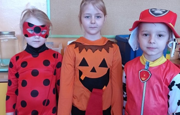 17 lutego w naszym przedszkolu odbył się wspaniały bal. Zaproszenie otrzymała księżniczka i królewicz, rycerz i czarownica i pojawił się nawet smok. Wizyta w przedszkolu takich gości byłaby całkiem dziwna gdyby nie fakt ,iż był to bal przebierańców  Wszystko dzisiaj było takie kolorowe: w naszych salach wisiały balony, a dzieci starały się odgadnąć, kto kryje się za balową maską. Podczas wspólnych zabawach panowała życzliwa atmosfera, było też wiele niespodzianek i powodów do śmiechu. Za wspaniale spędzony czas dziękują wychowawczynie grup.