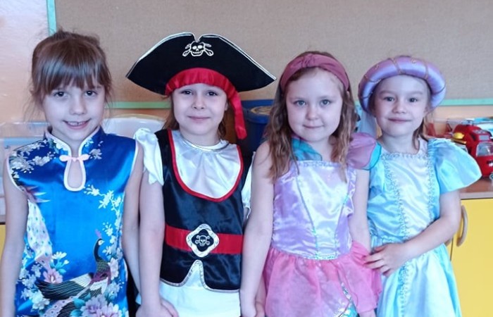 17 lutego w naszym przedszkolu odbył się wspaniały bal. Zaproszenie otrzymała księżniczka i królewicz, rycerz i czarownica i pojawił się nawet smok. Wizyta w przedszkolu takich gości byłaby całkiem dziwna gdyby nie fakt ,iż był to bal przebierańców  Wszystko dzisiaj było takie kolorowe: w naszych salach wisiały balony, a dzieci starały się odgadnąć, kto kryje się za balową maską. Podczas wspólnych zabawach panowała życzliwa atmosfera, było też wiele niespodzianek i powodów do śmiechu. Za wspaniale spędzony czas dziękują wychowawczynie grup.