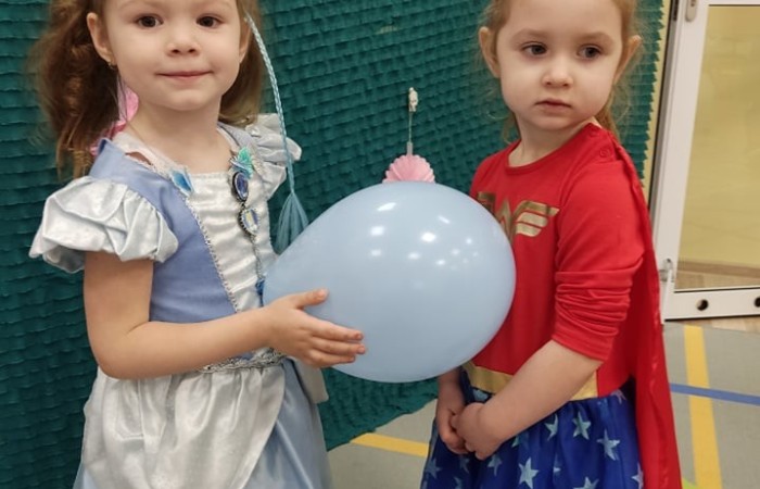 17 lutego w naszym przedszkolu odbył się wspaniały bal. Zaproszenie otrzymała księżniczka i królewicz, rycerz i czarownica i pojawił się nawet smok. Wizyta w przedszkolu takich gości byłaby całkiem dziwna gdyby nie fakt ,iż był to bal przebierańców  Wszystko dzisiaj było takie kolorowe: w naszych salach wisiały balony, a dzieci starały się odgadnąć, kto kryje się za balową maską. Podczas wspólnych zabawach panowała życzliwa atmosfera, było też wiele niespodzianek i powodów do śmiechu. Za wspaniale spędzony czas dziękują wychowawczynie grup.