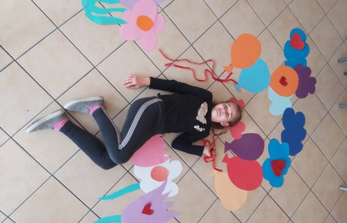 Na zajęciach edukacyjnych dziewczęta i chłopcy z klasy Va i Vb, poza poznawaniem róznych technik szybkiego czytania i uczenia się, rozwijają swoje zdolności artystyczne. Zajęcia odbywają się zarówno w szkole, jak i poza nią. Podczas wycieczki do miasta, podziwialiśmy miejscowe zabytki i robiliśmy zdjęcia. Jedząc pyszne lody, rozmawialiśmy o historii naszego miasta. Korzystając z zakupionych w ramach projektu materiałów, uwiecznialiśmy nasze miasto, szkicując najciekawsze obiekty specjalnymi przyborami. Uczniowie wykonywali metodą decupage piękne skrzynki na chusteczki, malowali koty i niesamowite maski karnawałowe. Podczas przedświątecznego spotkania, przy suto zastawionym stole i nastrojowej muzyce, wykonywali świąteczne podkładki na świece. Zajęcia pozwalają dzieciom rozbudzać kreatywność, wyobraźnię i zdolności.