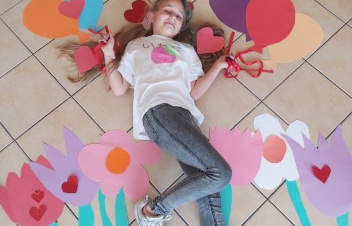 Na zajęciach edukacyjnych dziewczęta i chłopcy z klasy Va i Vb, poza poznawaniem róznych technik szybkiego czytania i uczenia się, rozwijają swoje zdolności artystyczne. Zajęcia odbywają się zarówno w szkole, jak i poza nią. Podczas wycieczki do miasta, podziwialiśmy miejscowe zabytki i robiliśmy zdjęcia. Jedząc pyszne lody, rozmawialiśmy o historii naszego miasta. Korzystając z zakupionych w ramach projektu materiałów, uwiecznialiśmy nasze miasto, szkicując najciekawsze obiekty specjalnymi przyborami. Uczniowie wykonywali metodą decupage piękne skrzynki na chusteczki, malowali koty i niesamowite maski karnawałowe. Podczas przedświątecznego spotkania, przy suto zastawionym stole i nastrojowej muzyce, wykonywali świąteczne podkładki na świece. Zajęcia pozwalają dzieciom rozbudzać kreatywność, wyobraźnię i zdolności.