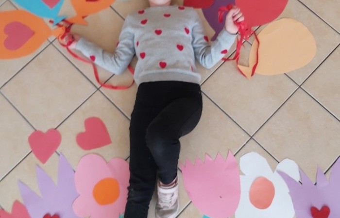 Na zajęciach edukacyjnych dziewczęta i chłopcy z klasy Va i Vb, poza poznawaniem róznych technik szybkiego czytania i uczenia się, rozwijają swoje zdolności artystyczne. Zajęcia odbywają się zarówno w szkole, jak i poza nią. Podczas wycieczki do miasta, podziwialiśmy miejscowe zabytki i robiliśmy zdjęcia. Jedząc pyszne lody, rozmawialiśmy o historii naszego miasta. Korzystając z zakupionych w ramach projektu materiałów, uwiecznialiśmy nasze miasto, szkicując najciekawsze obiekty specjalnymi przyborami. Uczniowie wykonywali metodą decupage piękne skrzynki na chusteczki, malowali koty i niesamowite maski karnawałowe. Podczas przedświątecznego spotkania, przy suto zastawionym stole i nastrojowej muzyce, wykonywali świąteczne podkładki na świece. Zajęcia pozwalają dzieciom rozbudzać kreatywność, wyobraźnię i zdolności.