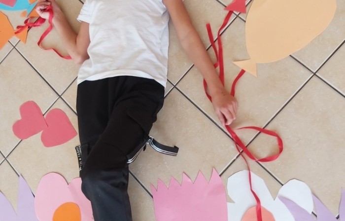 Na zajęciach edukacyjnych dziewczęta i chłopcy z klasy Va i Vb, poza poznawaniem róznych technik szybkiego czytania i uczenia się, rozwijają swoje zdolności artystyczne. Zajęcia odbywają się zarówno w szkole, jak i poza nią. Podczas wycieczki do miasta, podziwialiśmy miejscowe zabytki i robiliśmy zdjęcia. Jedząc pyszne lody, rozmawialiśmy o historii naszego miasta. Korzystając z zakupionych w ramach projektu materiałów, uwiecznialiśmy nasze miasto, szkicując najciekawsze obiekty specjalnymi przyborami. Uczniowie wykonywali metodą decupage piękne skrzynki na chusteczki, malowali koty i niesamowite maski karnawałowe. Podczas przedświątecznego spotkania, przy suto zastawionym stole i nastrojowej muzyce, wykonywali świąteczne podkładki na świece. Zajęcia pozwalają dzieciom rozbudzać kreatywność, wyobraźnię i zdolności.