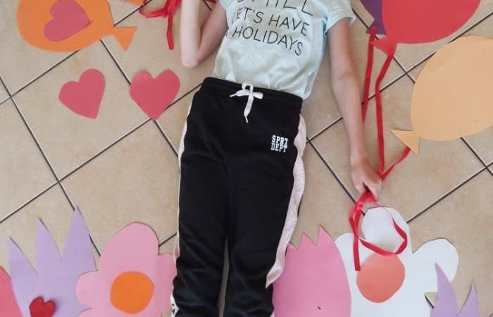 Na zajęciach edukacyjnych dziewczęta i chłopcy z klasy Va i Vb, poza poznawaniem róznych technik szybkiego czytania i uczenia się, rozwijają swoje zdolności artystyczne. Zajęcia odbywają się zarówno w szkole, jak i poza nią. Podczas wycieczki do miasta, podziwialiśmy miejscowe zabytki i robiliśmy zdjęcia. Jedząc pyszne lody, rozmawialiśmy o historii naszego miasta. Korzystając z zakupionych w ramach projektu materiałów, uwiecznialiśmy nasze miasto, szkicując najciekawsze obiekty specjalnymi przyborami. Uczniowie wykonywali metodą decupage piękne skrzynki na chusteczki, malowali koty i niesamowite maski karnawałowe. Podczas przedświątecznego spotkania, przy suto zastawionym stole i nastrojowej muzyce, wykonywali świąteczne podkładki na świece. Zajęcia pozwalają dzieciom rozbudzać kreatywność, wyobraźnię i zdolności.