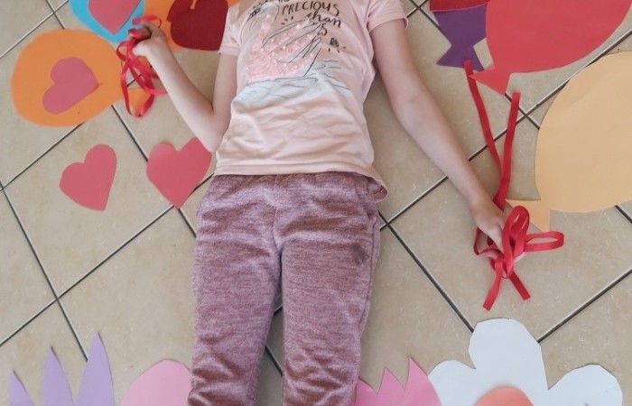 Na zajęciach edukacyjnych dziewczęta i chłopcy z klasy Va i Vb, poza poznawaniem róznych technik szybkiego czytania i uczenia się, rozwijają swoje zdolności artystyczne. Zajęcia odbywają się zarówno w szkole, jak i poza nią. Podczas wycieczki do miasta, podziwialiśmy miejscowe zabytki i robiliśmy zdjęcia. Jedząc pyszne lody, rozmawialiśmy o historii naszego miasta. Korzystając z zakupionych w ramach projektu materiałów, uwiecznialiśmy nasze miasto, szkicując najciekawsze obiekty specjalnymi przyborami. Uczniowie wykonywali metodą decupage piękne skrzynki na chusteczki, malowali koty i niesamowite maski karnawałowe. Podczas przedświątecznego spotkania, przy suto zastawionym stole i nastrojowej muzyce, wykonywali świąteczne podkładki na świece. Zajęcia pozwalają dzieciom rozbudzać kreatywność, wyobraźnię i zdolności.