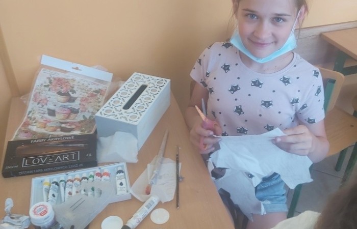 Na zajęciach edukacyjnych dziewczęta i chłopcy z klasy Va i Vb, poza poznawaniem róznych technik szybkiego czytania i uczenia się, rozwijają swoje zdolności artystyczne. Zajęcia odbywają się zarówno w szkole, jak i poza nią. Podczas wycieczki do miasta, podziwialiśmy miejscowe zabytki i robiliśmy zdjęcia. Jedząc pyszne lody, rozmawialiśmy o historii naszego miasta. Korzystając z zakupionych w ramach projektu materiałów, uwiecznialiśmy nasze miasto, szkicując najciekawsze obiekty specjalnymi przyborami. Uczniowie wykonywali metodą decupage piękne skrzynki na chusteczki, malowali koty i niesamowite maski karnawałowe. Podczas przedświątecznego spotkania, przy suto zastawionym stole i nastrojowej muzyce, wykonywali świąteczne podkładki na świece. Zajęcia pozwalają dzieciom rozbudzać kreatywność, wyobraźnię i zdolności.