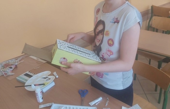 Na zajęciach edukacyjnych dziewczęta i chłopcy z klasy Va i Vb, poza poznawaniem róznych technik szybkiego czytania i uczenia się, rozwijają swoje zdolności artystyczne. Zajęcia odbywają się zarówno w szkole, jak i poza nią. Podczas wycieczki do miasta, podziwialiśmy miejscowe zabytki i robiliśmy zdjęcia. Jedząc pyszne lody, rozmawialiśmy o historii naszego miasta. Korzystając z zakupionych w ramach projektu materiałów, uwiecznialiśmy nasze miasto, szkicując najciekawsze obiekty specjalnymi przyborami. Uczniowie wykonywali metodą decupage piękne skrzynki na chusteczki, malowali koty i niesamowite maski karnawałowe. Podczas przedświątecznego spotkania, przy suto zastawionym stole i nastrojowej muzyce, wykonywali świąteczne podkładki na świece. Zajęcia pozwalają dzieciom rozbudzać kreatywność, wyobraźnię i zdolności.