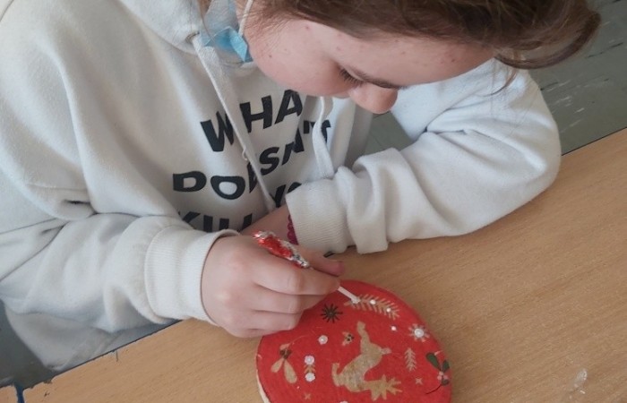 Na zajęciach edukacyjnych dziewczęta i chłopcy z klasy Va i Vb, poza poznawaniem róznych technik szybkiego czytania i uczenia się, rozwijają swoje zdolności artystyczne. Zajęcia odbywają się zarówno w szkole, jak i poza nią. Podczas wycieczki do miasta, podziwialiśmy miejscowe zabytki i robiliśmy zdjęcia. Jedząc pyszne lody, rozmawialiśmy o historii naszego miasta. Korzystając z zakupionych w ramach projektu materiałów, uwiecznialiśmy nasze miasto, szkicując najciekawsze obiekty specjalnymi przyborami. Uczniowie wykonywali metodą decupage piękne skrzynki na chusteczki, malowali koty i niesamowite maski karnawałowe. Podczas przedświątecznego spotkania, przy suto zastawionym stole i nastrojowej muzyce, wykonywali świąteczne podkładki na świece. Zajęcia pozwalają dzieciom rozbudzać kreatywność, wyobraźnię i zdolności.