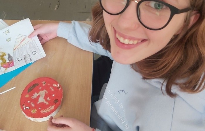 Na zajęciach edukacyjnych dziewczęta i chłopcy z klasy Va i Vb, poza poznawaniem róznych technik szybkiego czytania i uczenia się, rozwijają swoje zdolności artystyczne. Zajęcia odbywają się zarówno w szkole, jak i poza nią. Podczas wycieczki do miasta, podziwialiśmy miejscowe zabytki i robiliśmy zdjęcia. Jedząc pyszne lody, rozmawialiśmy o historii naszego miasta. Korzystając z zakupionych w ramach projektu materiałów, uwiecznialiśmy nasze miasto, szkicując najciekawsze obiekty specjalnymi przyborami. Uczniowie wykonywali metodą decupage piękne skrzynki na chusteczki, malowali koty i niesamowite maski karnawałowe. Podczas przedświątecznego spotkania, przy suto zastawionym stole i nastrojowej muzyce, wykonywali świąteczne podkładki na świece. Zajęcia pozwalają dzieciom rozbudzać kreatywność, wyobraźnię i zdolności.