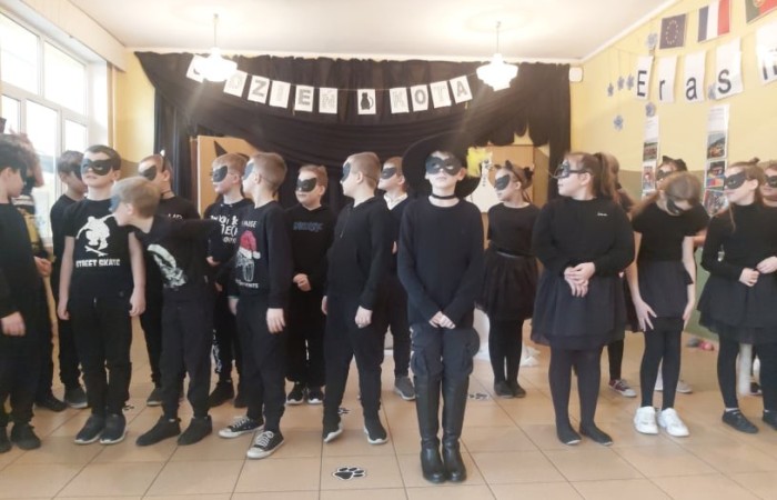 21 lutego obchodzony jest Światowo Dzień Kota. W naszej szkole też odbył się koci dzień. Uczniowie klasy 3b przygotowali niespodziankę dla młodszych kolegów z zerówki i pierwszych klas. Przebrani za koty przeczytli bajkę 