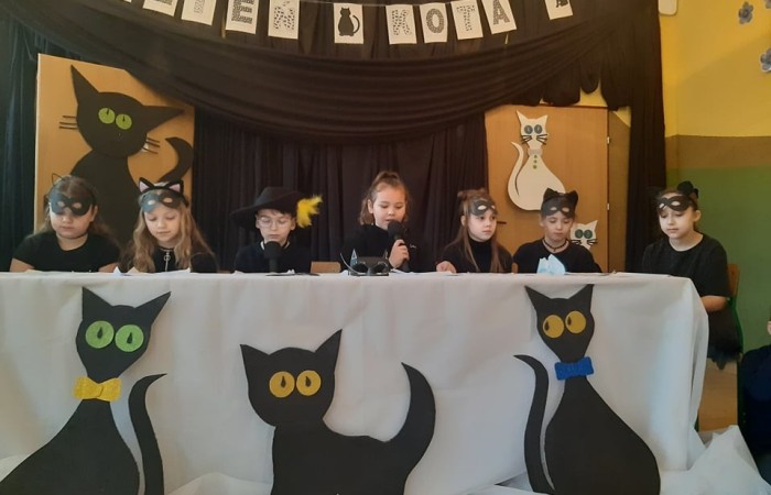 21 lutego obchodzony jest Światowo Dzień Kota. W naszej szkole też odbył się koci dzień. Uczniowie klasy 3b przygotowali niespodziankę dla młodszych kolegów z zerówki i pierwszych klas. Przebrani za koty przeczytli bajkę 