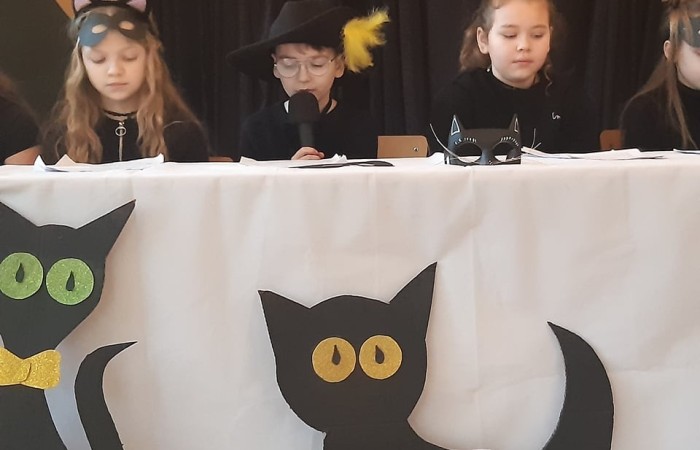 21 lutego obchodzony jest Światowo Dzień Kota. W naszej szkole też odbył się koci dzień. Uczniowie klasy 3b przygotowali niespodziankę dla młodszych kolegów z zerówki i pierwszych klas. Przebrani za koty przeczytli bajkę 