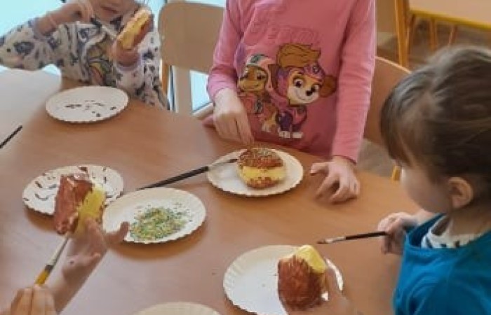 Był sobie pączek
co nie miał rączek
i okrąglutki był jak miesiączek.
 
Miał lukrowaną, złocistą skórkę
a w środku dziurkę
na konfiturkę.
 
Wszyscy go lubili
starsi i dzieci
na jego widok, aż ślinka leci.
 
Lecz co naprawdę pączki są warte?
To wie najlepiej. Kto?
TŁUSTY CZWARTEK.
