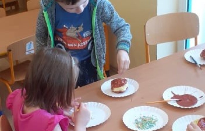 Był sobie pączek
co nie miał rączek
i okrąglutki był jak miesiączek.
 
Miał lukrowaną, złocistą skórkę
a w środku dziurkę
na konfiturkę.
 
Wszyscy go lubili
starsi i dzieci
na jego widok, aż ślinka leci.
 
Lecz co naprawdę pączki są warte?
To wie najlepiej. Kto?
TŁUSTY CZWARTEK.
