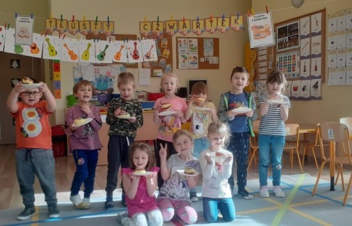 Był sobie pączek
co nie miał rączek
i okrąglutki był jak miesiączek.
 
Miał lukrowaną, złocistą skórkę
a w środku dziurkę
na konfiturkę.
 
Wszyscy go lubili
starsi i dzieci
na jego widok, aż ślinka leci.
 
Lecz co naprawdę pączki są warte?
To wie najlepiej. Kto?
TŁUSTY CZWARTEK.
