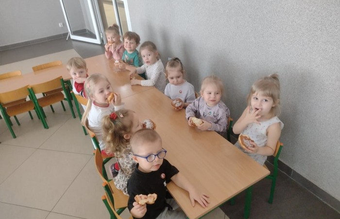 Był sobie pączek
co nie miał rączek
i okrąglutki był jak miesiączek.
 
Miał lukrowaną, złocistą skórkę
a w środku dziurkę
na konfiturkę.
 
Wszyscy go lubili
starsi i dzieci
na jego widok, aż ślinka leci.
 
Lecz co naprawdę pączki są warte?
To wie najlepiej. Kto?
TŁUSTY CZWARTEK.
