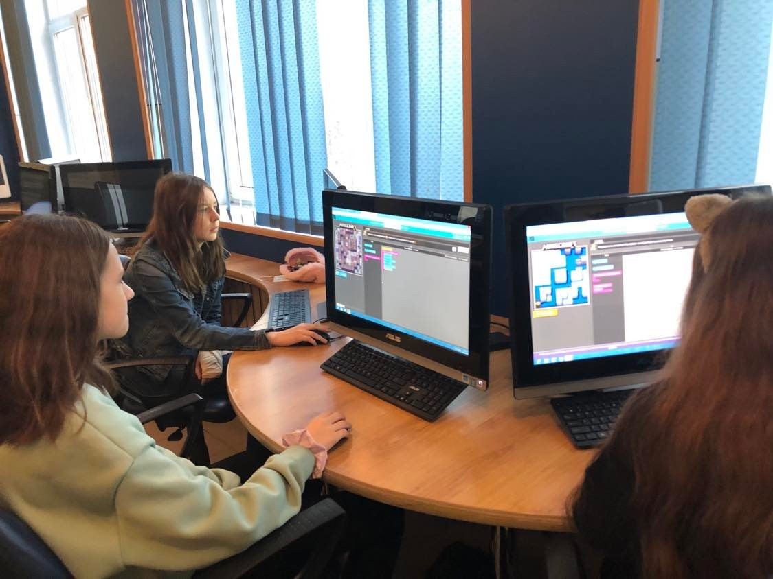 Uczniowie mają do dyspozycji 17 odnowionych i dobrze wyposażonych sal lekcyjnych z projektorami i tablicami interaktywnymi, pracownię komputerową, pracownię językową ze specjalistycznym oprogramowaniem multimedialnym, bibliotekę, świetlicę, przestronną aulę, gdzie odbywają się wszystkie uroczystości szkolne oraz małą salę gimnastyczną, z której korzystają młodsze dzieci i przedszkolaki oraz odnowioną szatnię, częściowo wyposażoną w szafki uczniowskie.
