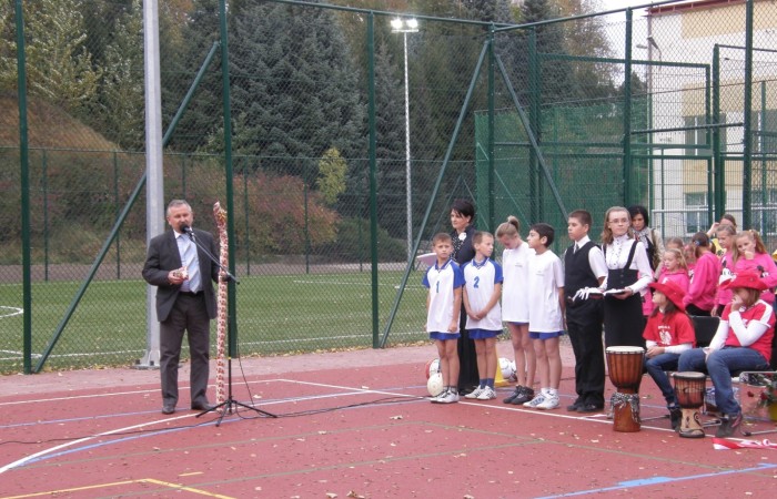Cała społeczność szkoły korzysta również z kompleksu boisk sportowych „Orlik”. Ponadto dzieci przedszkolne mają także do dyspozycji położony opodal i ogrodzony plac zabaw. Uczniowie korzystają również z hali sportowej znajdującej się w sąsiednim budynku.
