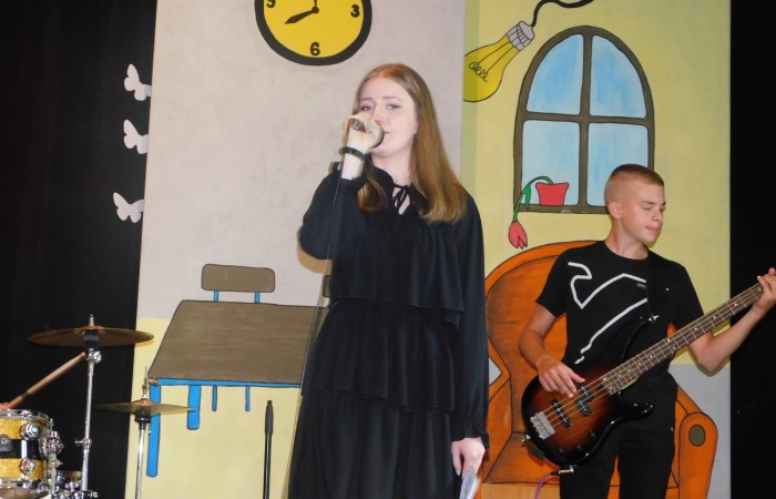 Uwzględniając potrzeby i zainteresowania uczniów proponujemy szeroki wachlarz zajęć pozalekcyjnych, prowadzonych także w ramach projektu Akademia Otwartego Umysłu:
koło robotyczne,
koło matematyczne,
koło biologiczne,
zajęcia rozwijające z języka polskiego i języka angielskiego,
SKS,
nauka gry na gitarze,
zajęcia przyrodnicze,
zajęcia teatralne,
zajęcia muzyczne.
