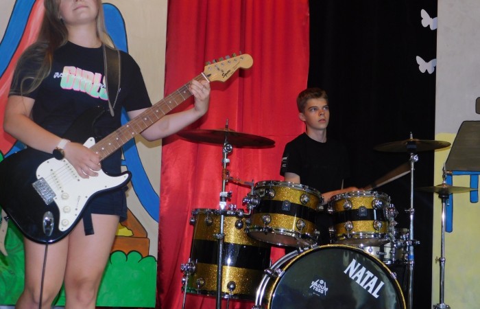 Uwzględniając potrzeby i zainteresowania uczniów proponujemy szeroki wachlarz zajęć pozalekcyjnych, prowadzonych także w ramach projektu Akademia Otwartego Umysłu:
koło robotyczne,
koło matematyczne,
koło biologiczne,
zajęcia rozwijające z języka polskiego i języka angielskiego,
SKS,
nauka gry na gitarze,
zajęcia przyrodnicze,
zajęcia teatralne,
zajęcia muzyczne.
