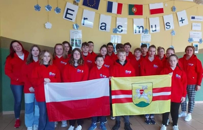 Erasmus+ - celem projektu jest rozwijanie ciekawości poznawania swojej ojczyzny oraz innych krajów. Uczniowie uczą się języków obcych, odkrywają zwyczaje, kulinarne smaki i muzyczne upodobania innych narodów. Uczestnicy projektu biorą udział w wyjazdach zagranicznych. Aktualnie współpracujemy ze szkołami partnerskimi z Francji i Portugalii. 