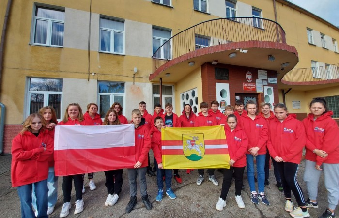 Erasmus+ - celem projektu jest rozwijanie ciekawości poznawania swojej ojczyzny oraz innych krajów. Uczniowie uczą się języków obcych, odkrywają zwyczaje, kulinarne smaki i muzyczne upodobania innych narodów. Uczestnicy projektu biorą udział w wyjazdach zagranicznych. Aktualnie współpracujemy ze szkołami partnerskimi z Francji i Portugalii. 