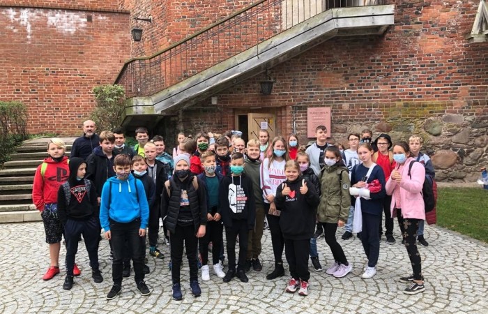 Poznaj Polskę - mającego na celu uatrakcyjnienie procesu edukacyjnego dzieci i młodzieży poprzez umożliwienie im poznawania Polski, jej środowiska przyrodniczego, tradycji, zabytków kultury i historii oraz osiągnięć polskiej nauki. W ramach programu nasi uczniowie uczestniczyli w trzydniowej wycieczce do Warszawy oraz jednodniowej wycieczce do Gdyni. Kwota dofinansowania projektu wyniosła 17.662zł