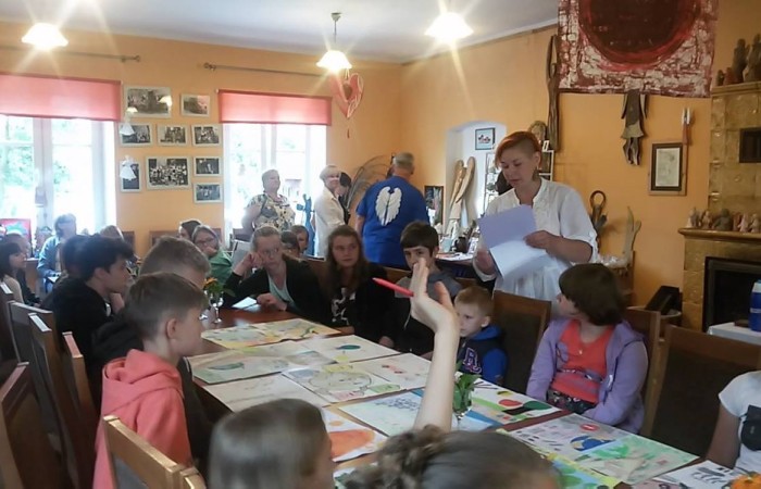 Ponadto współpracujemy z lokalnymi partnerami:
Stowarzyszeniem na Rzecz Rozwoju Wsi Aniołowo, dzięki czemu dzieci i młodzież dowiadują się, jak powstaje chleb, co można zrobić z gliny i innych materiałów naturalnych. Współpraca ma zasięg międzynarodowy. Miejscowość partnerska to wioska lnu Saint Thelo.
Sekcją LA KS Polonia Pasłęk - nasi uczniowie uczestniczą w popołudniowych lekkoatletycznych zajęciach sportowych prowadzonych przez państwa Magdalenę i Piotra Borysewiczów.
