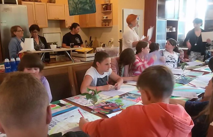 Ponadto współpracujemy z lokalnymi partnerami:
Stowarzyszeniem na Rzecz Rozwoju Wsi Aniołowo, dzięki czemu dzieci i młodzież dowiadują się, jak powstaje chleb, co można zrobić z gliny i innych materiałów naturalnych. Współpraca ma zasięg międzynarodowy. Miejscowość partnerska to wioska lnu Saint Thelo.
Sekcją LA KS Polonia Pasłęk - nasi uczniowie uczestniczą w popołudniowych lekkoatletycznych zajęciach sportowych prowadzonych przez państwa Magdalenę i Piotra Borysewiczów.
