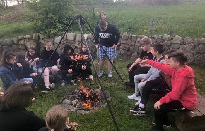 Ponadto współpracujemy z lokalnymi partnerami:
Stowarzyszeniem na Rzecz Rozwoju Wsi Aniołowo, dzięki czemu dzieci i młodzież dowiadują się, jak powstaje chleb, co można zrobić z gliny i innych materiałów naturalnych. Współpraca ma zasięg międzynarodowy. Miejscowość partnerska to wioska lnu Saint Thelo.
Sekcją LA KS Polonia Pasłęk - nasi uczniowie uczestniczą w popołudniowych lekkoatletycznych zajęciach sportowych prowadzonych przez państwa Magdalenę i Piotra Borysewiczów.
