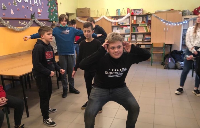 W trosce o dobre samopoczucie naszych podopiecznych wszyscy pracownicy dbają o to, by nauka przebiegała w ciepłej, przyjaznej atmosferze, opartej na szacunku i zaufaniu. Organizujemy wiele przedsięwzięć integrujących młodzież po długotrwałym, trudnym dla wszystkich okresie nauki zdalnej. Wycieczki bliskie, wyjścia do POK-u, zajęcia integracyjne z wychowawcą czy pedagogiem, imprezy klasowe, wyjazdy do teatru to formy działalności sprawiające, że w naszej szkole jest ciekawie, a młodzi ludzie chętnie do niej przychodzą.