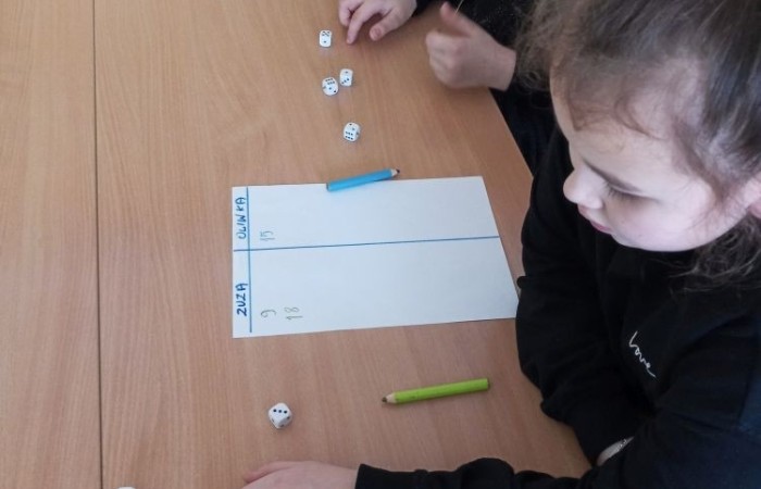 Podczas projektowych zajęć matematycznych uczniowie rozwiązywali zadania tekstowe na dodawanie i odejmowanie w zakresie 100 z wykorzystaniem pomocy dydaktycznych dostarczonych w ramach projektu, między innymi odbył się również trening z czterema kośćmi.