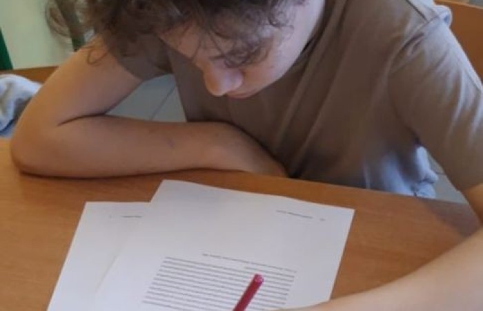 Na Zajęciach edukacyjnych odbywających się w ramach Akademii Otwartego Umysłu2 uczniowie z I grupy projektowej wykonywali zadania mające na celu poprawę koncentracji. Docelowo mają one usprawnić technikę prowadzenia oka, poszerzenie pola widzenia ucznia i wyeliminować wady czytania.