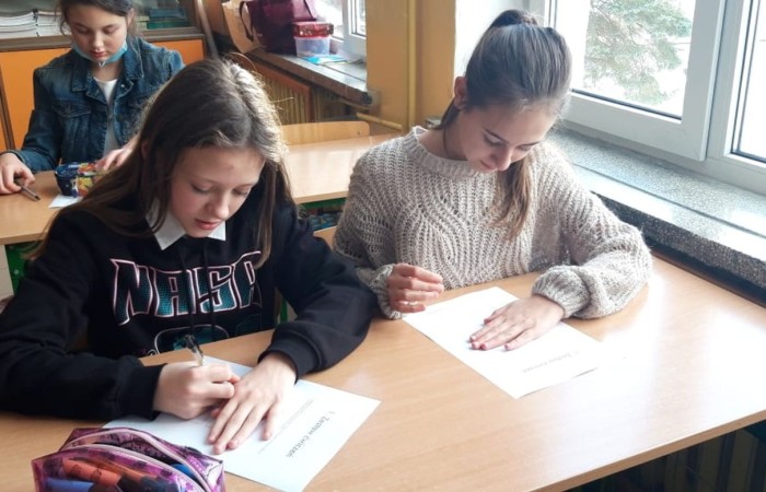 Na Zajęciach edukacyjnych odbywających się w ramach Akademii Otwartego Umysłu2 uczniowie z I grupy projektowej wykonywali zadania mające na celu poprawę koncentracji. Docelowo mają one usprawnić technikę prowadzenia oka, poszerzenie pola widzenia ucznia i wyeliminować wady czytania.