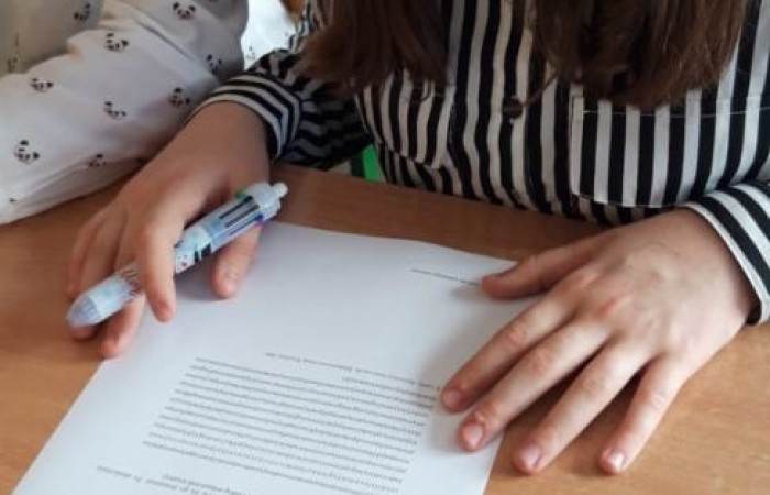 Na Zajęciach edukacyjnych odbywających się w ramach Akademii Otwartego Umysłu2 uczniowie z I grupy projektowej wykonywali zadania mające na celu poprawę koncentracji. Docelowo mają one usprawnić technikę prowadzenia oka, poszerzenie pola widzenia ucznia i wyeliminować wady czytania.