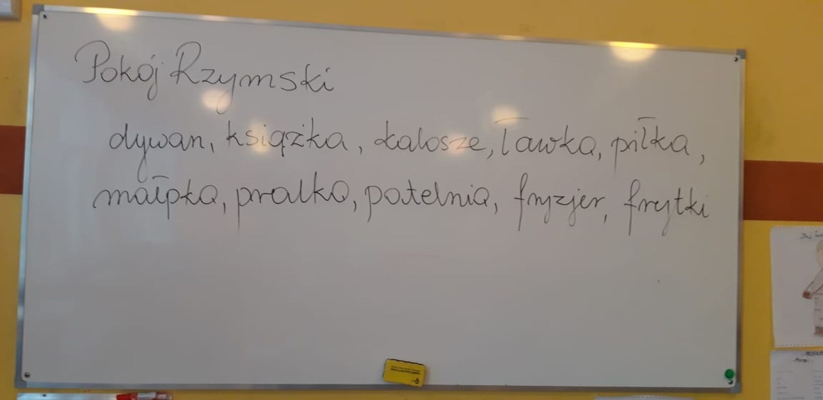 Na zajęciach edukacyjnych odbywających się w ramach Akademii Otwartego Umysłu2 uczniowie z II grupy projektowej pokazali jak potrafią się bawić, wykonując ćwiczenia na rozruch, tj. „Odwróć koc”, „Chwytanie mioteł”, „Wyścig węży”, „Wyścigi konne”. Po zabawie uczestnicy projektu wykonali Trening pamięci wykorzystując metodę Pokoju Rzymskiego, polegającą na zapamiętywaniu słów.