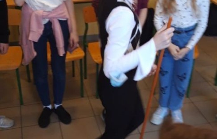 Na zajęciach edukacyjnych odbywających się w ramach Akademii Otwartego Umysłu2 uczniowie z II grupy projektowej pokazali jak potrafią się bawić, wykonując ćwiczenia na rozruch, tj. „Odwróć koc”, „Chwytanie mioteł”, „Wyścig węży”, „Wyścigi konne”. Po zabawie uczestnicy projektu wykonali Trening pamięci wykorzystując metodę Pokoju Rzymskiego, polegającą na zapamiętywaniu słów.