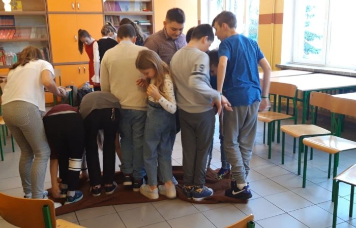 Na zajęciach edukacyjnych odbywających się w ramach Akademii Otwartego Umysłu2 uczniowie z II grupy projektowej pokazali jak potrafią się bawić, wykonując ćwiczenia na rozruch, tj. „Odwróć koc”, „Chwytanie mioteł”, „Wyścig węży”, „Wyścigi konne”. Po zabawie uczestnicy projektu wykonali Trening pamięci wykorzystując metodę Pokoju Rzymskiego, polegającą na zapamiętywaniu słów.