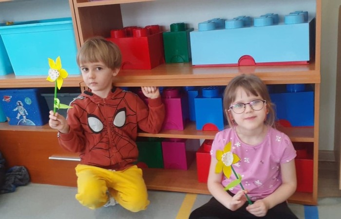 Dzień Kobiet to wyjątkowy dzień, ważny dla wszystkich kobiet, zarówno tych dużych, jak i małych. 8 marca w naszym przedszkolu odbyły się uroczystość z tej okazji.                                                 W tym szczególnym dniu wszystkie kobietki otrzymały serdeczne życzenia i upominki. Radosna atmosfera panowała już od samego rana.
Chłopcy złożyli życzenia, tradycyjnie zaśpiewali swoim koleżankom uroczyste „100 lat”, i wręczyli piękne laurki i niespodzianki. Ze szczególnym zaangażowaniem starali się, aby ten dzień uczynić wyjątkowo miłym. Jako mali dżentelmeni wyręczali dziewczynki w codziennych obowiązkach. Nie zabrakło tanecznej muzyki, w rytm której bawiły się zarówno dziewczynki jak i chłopcy. Wiele radości sprawiły dzieciom zabawy i konkurencje w grupach. Uśmiechnięte buzie przedszkolaków, a zwłaszcza dziewczynek świadczyły o miło spędzonym czasie.