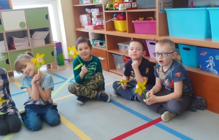 Dzień Kobiet to wyjątkowy dzień, ważny dla wszystkich kobiet, zarówno tych dużych, jak i małych. 8 marca w naszym przedszkolu odbyły się uroczystość z tej okazji.                                                 W tym szczególnym dniu wszystkie kobietki otrzymały serdeczne życzenia i upominki. Radosna atmosfera panowała już od samego rana.
Chłopcy złożyli życzenia, tradycyjnie zaśpiewali swoim koleżankom uroczyste „100 lat”, i wręczyli piękne laurki i niespodzianki. Ze szczególnym zaangażowaniem starali się, aby ten dzień uczynić wyjątkowo miłym. Jako mali dżentelmeni wyręczali dziewczynki w codziennych obowiązkach. Nie zabrakło tanecznej muzyki, w rytm której bawiły się zarówno dziewczynki jak i chłopcy. Wiele radości sprawiły dzieciom zabawy i konkurencje w grupach. Uśmiechnięte buzie przedszkolaków, a zwłaszcza dziewczynek świadczyły o miło spędzonym czasie.