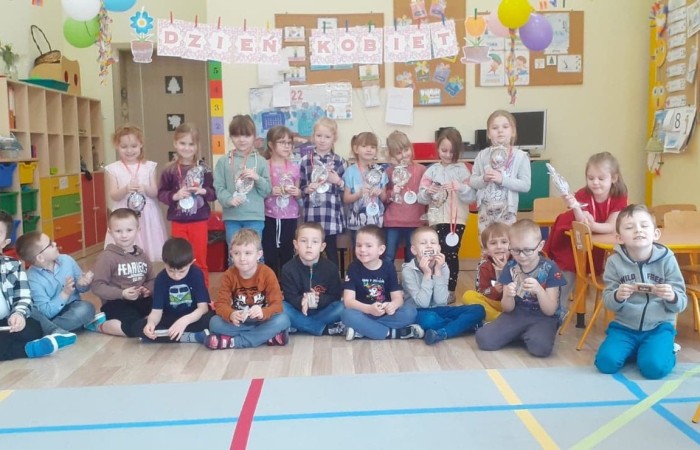 Dzień Kobiet to wyjątkowy dzień, ważny dla wszystkich kobiet, zarówno tych dużych, jak i małych. 8 marca w naszym przedszkolu odbyły się uroczystość z tej okazji.                                                 W tym szczególnym dniu wszystkie kobietki otrzymały serdeczne życzenia i upominki. Radosna atmosfera panowała już od samego rana.
Chłopcy złożyli życzenia, tradycyjnie zaśpiewali swoim koleżankom uroczyste „100 lat”, i wręczyli piękne laurki i niespodzianki. Ze szczególnym zaangażowaniem starali się, aby ten dzień uczynić wyjątkowo miłym. Jako mali dżentelmeni wyręczali dziewczynki w codziennych obowiązkach. Nie zabrakło tanecznej muzyki, w rytm której bawiły się zarówno dziewczynki jak i chłopcy. Wiele radości sprawiły dzieciom zabawy i konkurencje w grupach. Uśmiechnięte buzie przedszkolaków, a zwłaszcza dziewczynek świadczyły o miło spędzonym czasie.