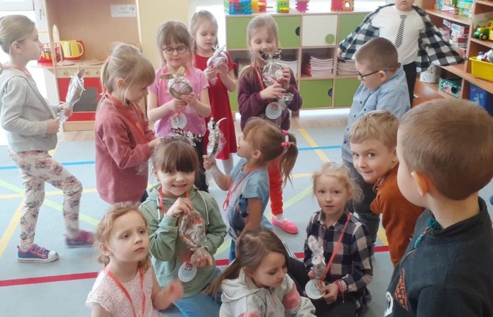 Dzień Kobiet to wyjątkowy dzień, ważny dla wszystkich kobiet, zarówno tych dużych, jak i małych. 8 marca w naszym przedszkolu odbyły się uroczystość z tej okazji.                                                 W tym szczególnym dniu wszystkie kobietki otrzymały serdeczne życzenia i upominki. Radosna atmosfera panowała już od samego rana.
Chłopcy złożyli życzenia, tradycyjnie zaśpiewali swoim koleżankom uroczyste „100 lat”, i wręczyli piękne laurki i niespodzianki. Ze szczególnym zaangażowaniem starali się, aby ten dzień uczynić wyjątkowo miłym. Jako mali dżentelmeni wyręczali dziewczynki w codziennych obowiązkach. Nie zabrakło tanecznej muzyki, w rytm której bawiły się zarówno dziewczynki jak i chłopcy. Wiele radości sprawiły dzieciom zabawy i konkurencje w grupach. Uśmiechnięte buzie przedszkolaków, a zwłaszcza dziewczynek świadczyły o miło spędzonym czasie.