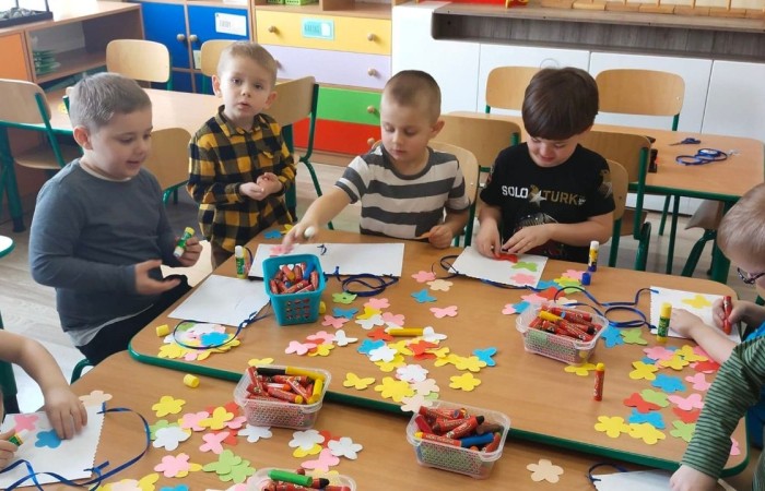 Dzień Kobiet to wyjątkowy dzień, ważny dla wszystkich kobiet, zarówno tych dużych, jak i małych. 8 marca w naszym przedszkolu odbyły się uroczystość z tej okazji.                                                 W tym szczególnym dniu wszystkie kobietki otrzymały serdeczne życzenia i upominki. Radosna atmosfera panowała już od samego rana.
Chłopcy złożyli życzenia, tradycyjnie zaśpiewali swoim koleżankom uroczyste „100 lat”, i wręczyli piękne laurki i niespodzianki. Ze szczególnym zaangażowaniem starali się, aby ten dzień uczynić wyjątkowo miłym. Jako mali dżentelmeni wyręczali dziewczynki w codziennych obowiązkach. Nie zabrakło tanecznej muzyki, w rytm której bawiły się zarówno dziewczynki jak i chłopcy. Wiele radości sprawiły dzieciom zabawy i konkurencje w grupach. Uśmiechnięte buzie przedszkolaków, a zwłaszcza dziewczynek świadczyły o miło spędzonym czasie.