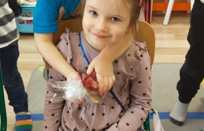 Dzień Kobiet to wyjątkowy dzień, ważny dla wszystkich kobiet, zarówno tych dużych, jak i małych. 8 marca w naszym przedszkolu odbyły się uroczystość z tej okazji.                                                 W tym szczególnym dniu wszystkie kobietki otrzymały serdeczne życzenia i upominki. Radosna atmosfera panowała już od samego rana.
Chłopcy złożyli życzenia, tradycyjnie zaśpiewali swoim koleżankom uroczyste „100 lat”, i wręczyli piękne laurki i niespodzianki. Ze szczególnym zaangażowaniem starali się, aby ten dzień uczynić wyjątkowo miłym. Jako mali dżentelmeni wyręczali dziewczynki w codziennych obowiązkach. Nie zabrakło tanecznej muzyki, w rytm której bawiły się zarówno dziewczynki jak i chłopcy. Wiele radości sprawiły dzieciom zabawy i konkurencje w grupach. Uśmiechnięte buzie przedszkolaków, a zwłaszcza dziewczynek świadczyły o miło spędzonym czasie.