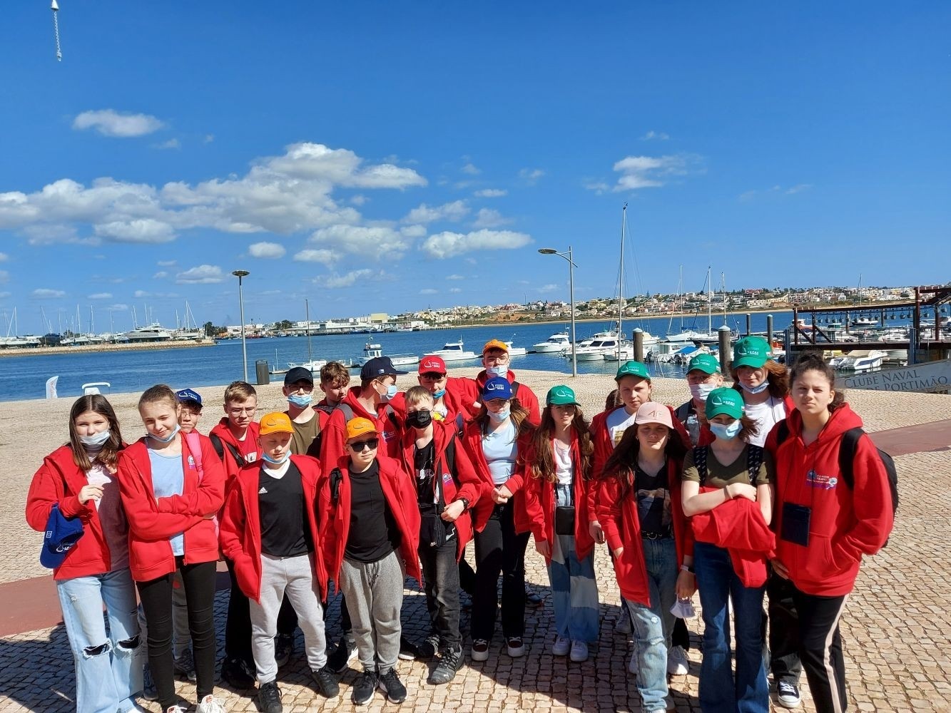 W dniach 8.03 do 18.03.2022 uczniowie Szkoły Podstawowej nr 2 w Pasłęku uczestniczyli w wyjeździe edukacyjnym do Portugali. Wyjazd odbył się w ramach programu Erasmus+ Flax, lin and rooth. Podczas pobytu w Portimao uczestniczyli w zajęciach edukacyjnych w partnerskiej szkole. Mieli też okazję zwiedzić piękny region Algarve, poznać jego historię i architekturę. Uczestnicy poznali kulturę, sposób życia, kulinaria i zwyczaje swoich portugalskich kolegów. Wyjazd był okazją do zdobywania wiedzy w atrakcyjny sposób. Dał też możliwość zacieśnienia przyjaźni międzynarodowych. Pobyt uczniów w Portugalii był doskonałą okazją do promocji naszego miasta i Szkoły Podstawowej nr 2 w Europie. Przed uczniami kolejny wyjazd, już w maju uczestnicy projektu odwiedzą kolejny partnerski kraj - Francję a tam, piękną Bretanię.