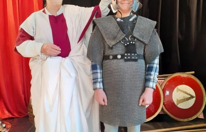 25 marca mury naszej szkoły kolejny już raz odwiedziła grupa rekonstrukcyjna - Chorągiew Komturstwa Gniewskiego.
Oferta skierowana została tym razem do uczniów klas IV-VI.  Organizatorzy  zabrali nas w podróż przez wieki. Poprzez bezpośredni kontakt z bronią i uzbrojeniem ochronnym (replikami sprzętów wykorzystywanych w danej epoce historycznej) oraz strojami starożytnych Greków (kobiet i mężczyzn) młodzież miała szansę poznać szerzej kulturę starożytnej Grecji i Rzymu.
Twórcom wspaniałego widowiska serdecznie dziękujemy.