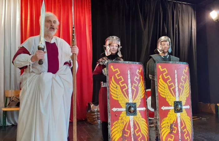 25 marca mury naszej szkoły kolejny już raz odwiedziła grupa rekonstrukcyjna - Chorągiew Komturstwa Gniewskiego.
Oferta skierowana została tym razem do uczniów klas IV-VI.  Organizatorzy  zabrali nas w podróż przez wieki. Poprzez bezpośredni kontakt z bronią i uzbrojeniem ochronnym (replikami sprzętów wykorzystywanych w danej epoce historycznej) oraz strojami starożytnych Greków (kobiet i mężczyzn) młodzież miała szansę poznać szerzej kulturę starożytnej Grecji i Rzymu.
Twórcom wspaniałego widowiska serdecznie dziękujemy.