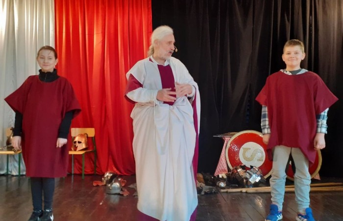 25 marca mury naszej szkoły kolejny już raz odwiedziła grupa rekonstrukcyjna - Chorągiew Komturstwa Gniewskiego.
Oferta skierowana została tym razem do uczniów klas IV-VI.  Organizatorzy  zabrali nas w podróż przez wieki. Poprzez bezpośredni kontakt z bronią i uzbrojeniem ochronnym (replikami sprzętów wykorzystywanych w danej epoce historycznej) oraz strojami starożytnych Greków (kobiet i mężczyzn) młodzież miała szansę poznać szerzej kulturę starożytnej Grecji i Rzymu.
Twórcom wspaniałego widowiska serdecznie dziękujemy.