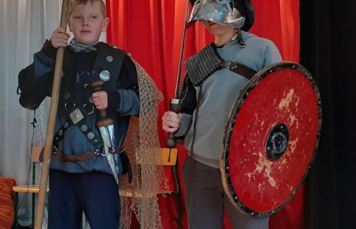 25 marca mury naszej szkoły kolejny już raz odwiedziła grupa rekonstrukcyjna - Chorągiew Komturstwa Gniewskiego.
Oferta skierowana została tym razem do uczniów klas IV-VI.  Organizatorzy  zabrali nas w podróż przez wieki. Poprzez bezpośredni kontakt z bronią i uzbrojeniem ochronnym (replikami sprzętów wykorzystywanych w danej epoce historycznej) oraz strojami starożytnych Greków (kobiet i mężczyzn) młodzież miała szansę poznać szerzej kulturę starożytnej Grecji i Rzymu.
Twórcom wspaniałego widowiska serdecznie dziękujemy.